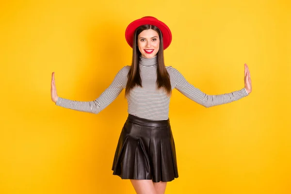 Foto de encantadora atractiva dama agradable cogida de la mano palmas desgaste sombrero rojo retro aislado sobre el brillo de color amarillo de fondo —  Fotos de Stock