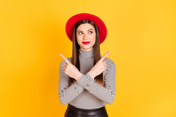 빨간 모자를 쓴 소녀의 사진은 손가락 이 없는 빈 공간에 대한 조언 광고를 보여 주고 있다. — 스톡 사진