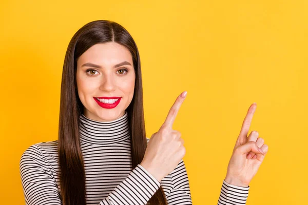 Fotografie mladé veselá dívka šťastný úsměv ukazují prsty prázdný prostor ad promo doporučit vybrat izolované přes žluté pozadí — Stock fotografie