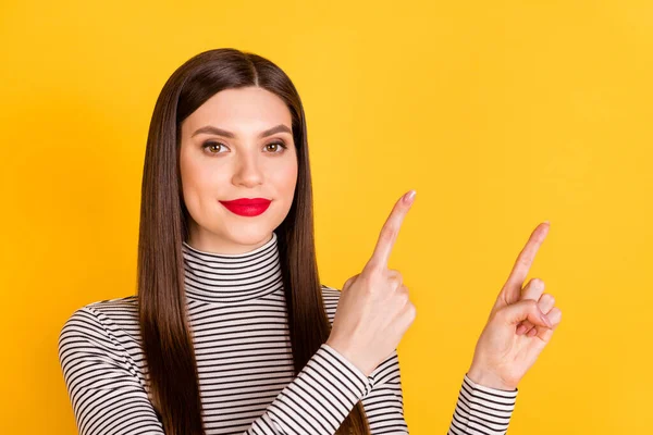 Foto de atraente agradável jovem mulher apontar indicador dedos vazio espaço venda isolado no fundo de cor amarelo brilhante — Fotografia de Stock