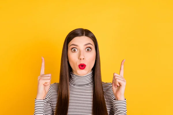 Foto de menina animado jovem espantado indicar dedos espaço vazio anúncio promo recomendo venda isolada sobre fundo de cor amarela — Fotografia de Stock