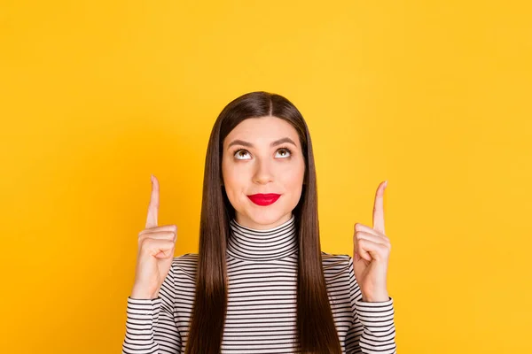 若い女の子の幸せな笑顔の写真は指アップ広告のアドバイスの選択を示唆している黄色の色の背景に孤立 — ストック写真