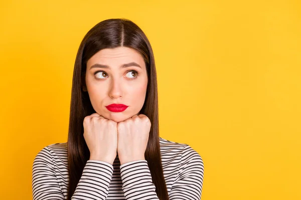 Foto de niña infeliz triste molesto ofendido fracaso deprimido buscar espacio vacío aislado sobre fondo de color amarillo — Foto de Stock