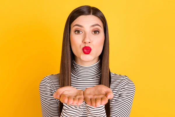 Foto de joven adorable mujer pucheros labios enviar aire beso coqueta coqueta coqueta aislado sobre fondo de color amarillo —  Fotos de Stock