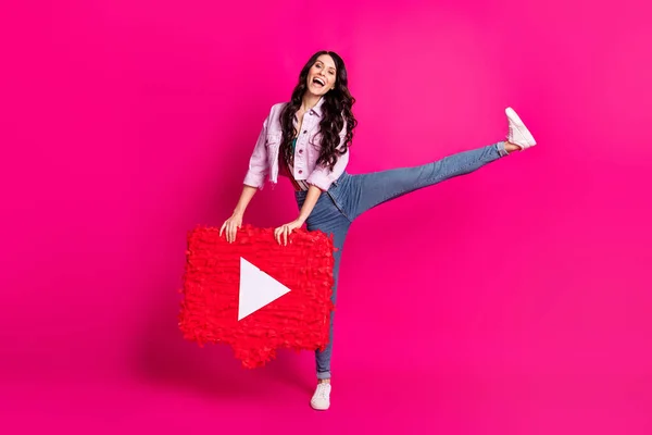 Foto de tamaño completo de la joven encantadora encantadora excitada chica funky mantenga gran botón de juego rojo aislado en el fondo de color rosa —  Fotos de Stock