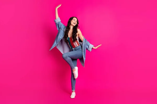 Full storlek foto av unga vackra vackra leende drömmande flicka titta copyspace dans isolerad på rosa färg bakgrund — Stockfoto