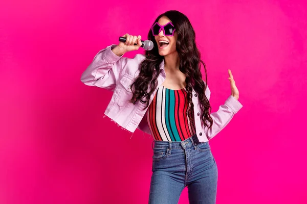 Profil foto av optimistisk brunett dam sjunga i mic slitage glasögon topp jacka isolerad på rosa färg bakgrund — Stockfoto