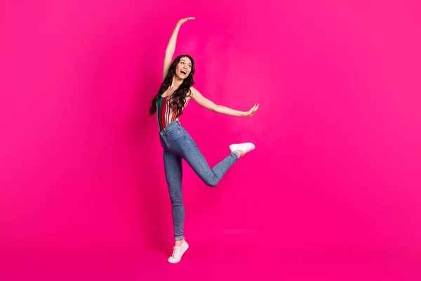 Full storlek profil foto av optimistiska söta brunett dam dans bära topp jeans sneakers isolerad på levande rosa färg bakgrund — Stockfoto