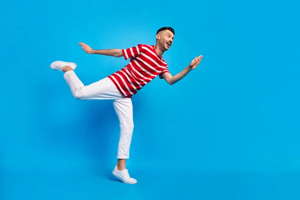 Bajo ángulo vista perfil lado tamaño completo foto del hombre divertido mirar espacio vacío danza aislada sobre fondo de color azul — Foto de Stock