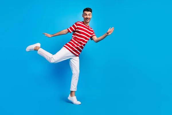Pleine longueur profil côté photo de jeune heureux drôle homme sourire danse isolé sur fond de couleur bleu pastel — Photo