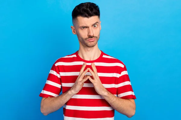 Photo de charmant jeune homme mal tenir les doigts ensemble plan sournois isolé sur fond de couleur bleu pastel — Photo