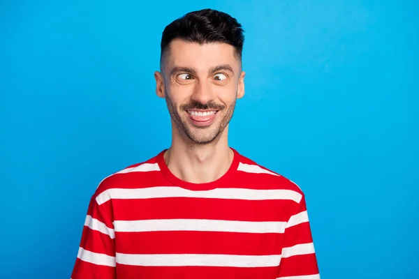 Fénykép az optimista barna srác nyelve out kopás piros póló elszigetelt élénk kék színű háttér — Stock Fotó