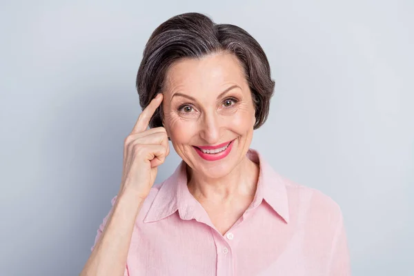 Close-up retrato de atraente mulher alegre especialista pensando tocando testa isolada sobre fundo cor pastel cinza — Fotografia de Stock