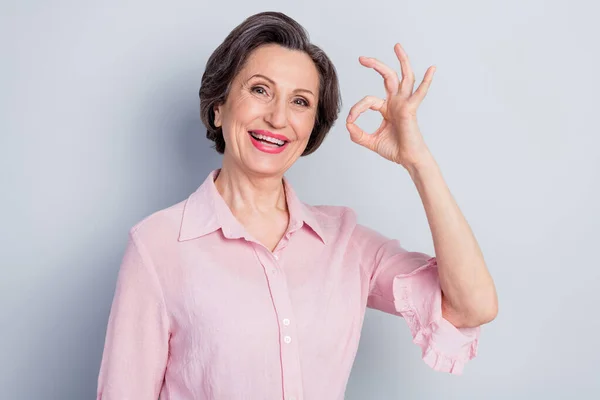 Retrato de mulher alegre atraente mostrando ok-sinal solução legal perfeito isolado sobre fundo de cor pastel cinza — Fotografia de Stock