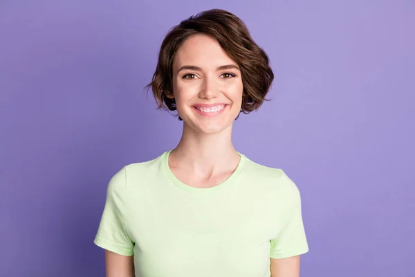 Портрет привлекательной веселой радостной каштановой девушки-подростка носить белую футболку изолированы на фиолетовом фоне цвета — стоковое фото