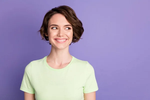 Retrato de menina atraente alegre de cabelos castanhos olhando para o lado cópia vazia espaço em branco anúncio isolado sobre cor violeta fundo — Fotografia de Stock