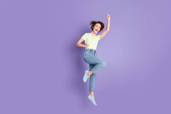 Comprimento total vista tamanho do corpo de linda menina alegre alegre pulando se divertindo celebrando isolado sobre fundo cor violeta — Fotografia de Stock