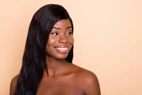 Photo of pretty sweet dark skin naked lady smiling looking empty space isolated beige color background — Stock Photo, Image