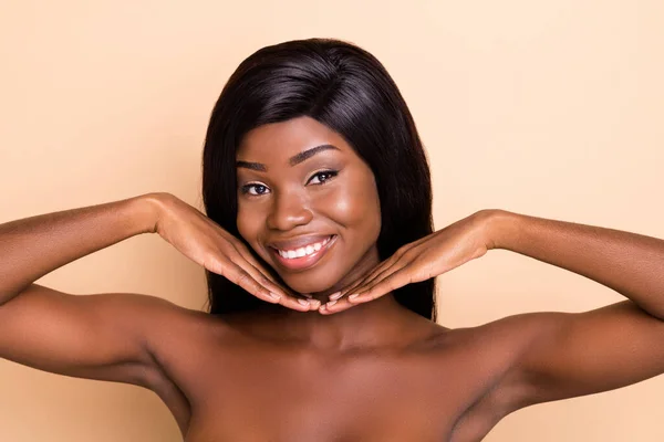 Foto de sonho feliz pele escura mulher nua mãos braços bochechas maçãs do rosto isolado cor bege fundo — Fotografia de Stock