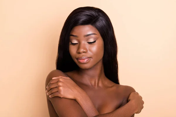 Photo de charmantes jeunes femmes mains embrasser épaules temps de détente yeux fermés isolé fond beige — Photo