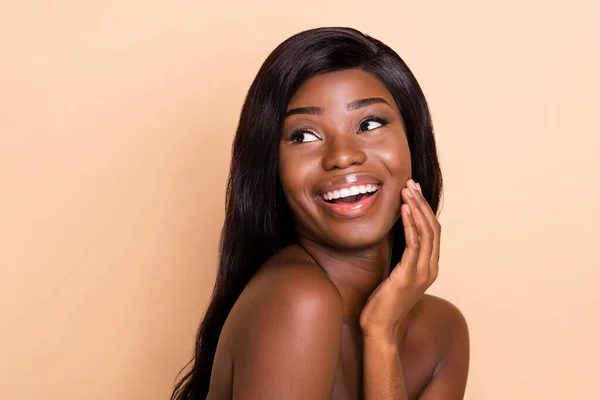 Retrato de chica alegre atractiva tocando suave piel impecable sedosa cosmética aislado sobre fondo de color pastel beige — Foto de Stock