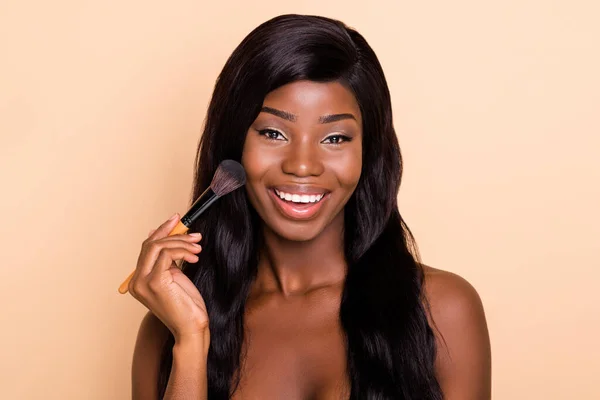Foto van natuurlijke perfecte mooie dame houden cosmetische borstel van toepassing make-up look camera geïsoleerde beige achtergrond — Stockfoto