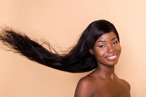 Retrato de atractiva chica sana alegre perfecto pelo liso volando vitamina cosmética aislado sobre fondo de color pastel beige — Foto de Stock