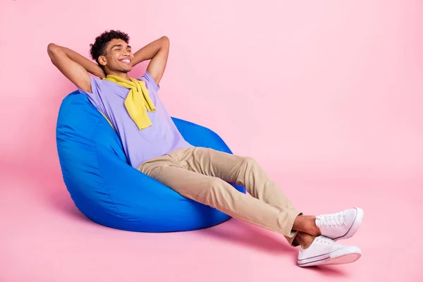 Full size profiel foto van mooie optimistische brunette guy liggen dragen t-shirt broek geïsoleerd op pastel roze kleur achtergrond — Stockfoto