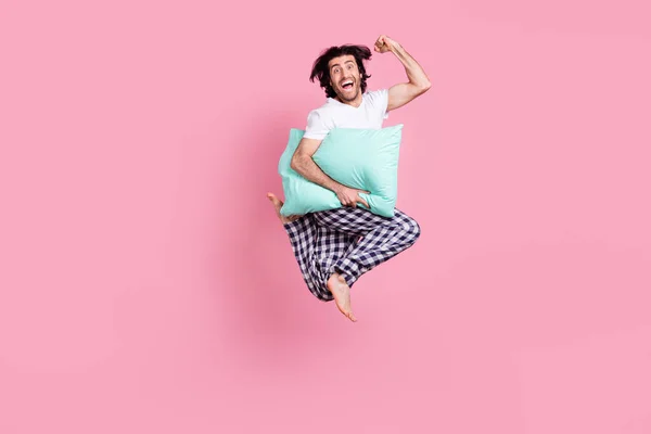 Teljes méretű fotó boldog funky vicces mosolygós ember ugrás győzelemben siker diadal elszigetelt rózsaszín szín háttér — Stock Fotó