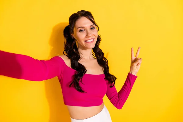 Foto di giovane ragazza allegra felice sorriso positivo fare selfie mostrare la pace fresco v-segno isolato su sfondo di colore giallo — Foto Stock