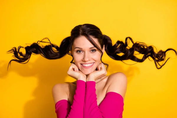 Foto de bastante encantadora joven mujer usar rosa brazos superiores barbilla sonriente aire soplado aislado color amarillo fondo — Foto de Stock