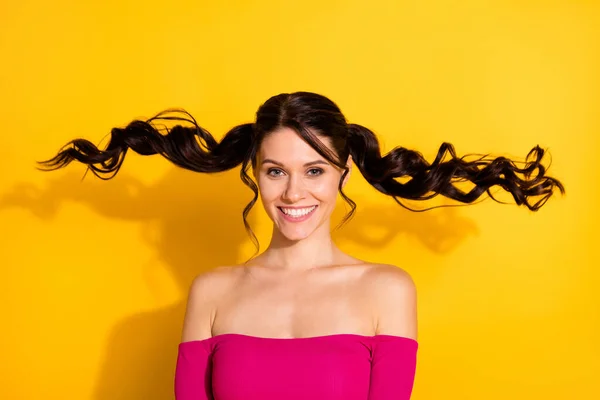 Fotografie mladé veselá dívka šťastný pozitivní úsměv létat vzduch vlasy opotřebení off-ramena top izolované přes žlutou barvu pozadí — Stock fotografie