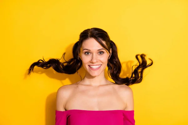 Foto von süßen entzückenden jungen Dame gekleidet off-shoulder Hemd lächelnd Wind weht isoliert gelbe Farbe Hintergrund — Stockfoto