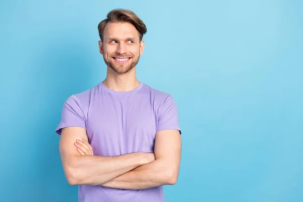 Retrato del hombre positivo doblado manos radiante sonrisa mirada espacio vacío aislado sobre fondo de color azul — Foto de Stock