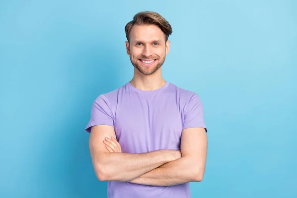 Retrato fotográfico de un joven con las manos dobladas sonriendo aislado sobre fondo de color azul pastel — Foto de Stock