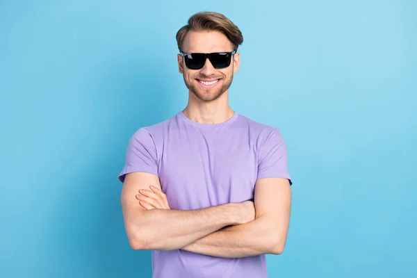Foto di soddisfatto giovane uomo braccia incrociate sorriso dentino indossare abito viola isolato su sfondo di colore blu — Foto Stock