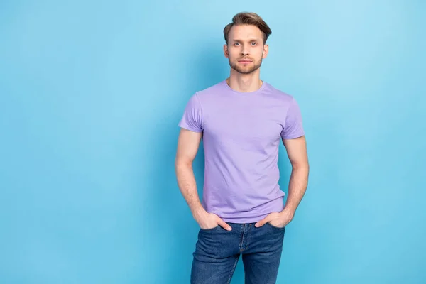 파스텔 청색 배경에 고립된 보라색 티셔츠를 입고 있는 젊은 사업가의 사진 — 스톡 사진
