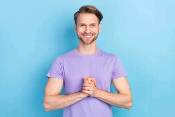 Retrato de amigável satisfeito homem dobrado braços palmas dente sorriso olhar câmera isolada no fundo de cor azul — Fotografia de Stock