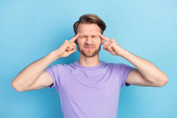 Porträt von schön gelitten blonde Haare Kerl Finger Kopf tragen lila T-Shirt isoliert auf hellblauer Farbe Hintergrund — Stockfoto