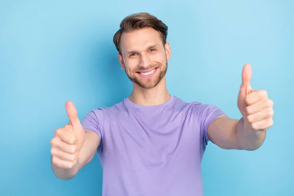 Foto portret van de mens met duim-up teken als geïsoleerd op pastel blauwe kleur achtergrond — Stockfoto