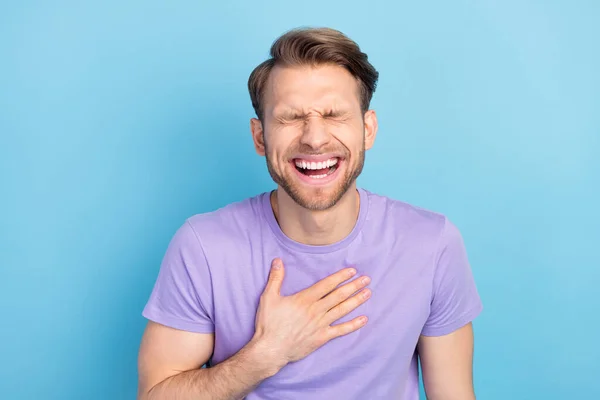 Φωτογραφία πορτρέτο του ανθρώπου γέλιο ευτυχισμένη θέσει το χέρι στο στήθος απομονώνονται σε παστέλ μπλε φόντο χρώμα — Φωτογραφία Αρχείου