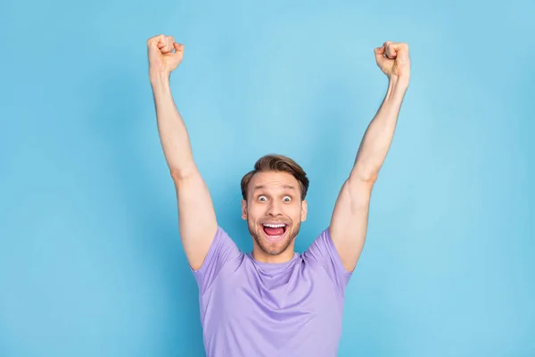 Retrato fotográfico de un tipo encantado con un gesto sorprendido como ganador aislado sobre fondo de color azul pastel — Foto de Stock