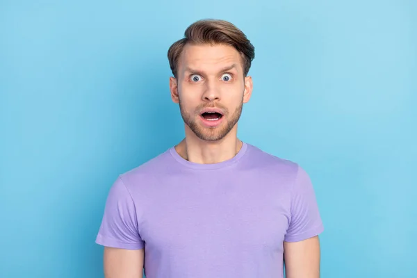 Retrato fotográfico de un tipo con una camiseta casual mirando asombrado, tiene problemas aislados en el fondo de color azul pastel — Foto de Stock