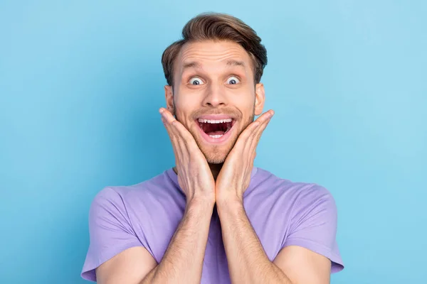 Φωτογραφία του εντυπωσιασμένος χαρούμενα χέρια πρόσωπο στα μάγουλα ανοιχτό στόμα επίκλιση πιστεύουν απομονωμένη σε μπλε φόντο χρώμα — Φωτογραφία Αρχείου