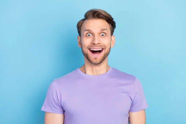 Portrait photo d'un gars portant un t-shirt décontracté regardant émerveillé avec la bouche ouverte isolé sur fond de couleur bleu pastel — Photo