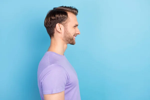 Zijprofiel foto portret van lachende man dragen stijlvolle outfit geïsoleerd op pastel blauwe kleur achtergrond — Stockfoto