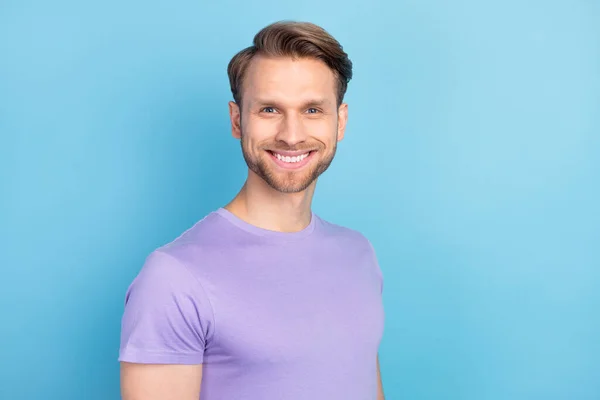 Retrato fotográfico del tipo sonriente con ropa casual aislada sobre fondo de color azul pastel — Foto de Stock