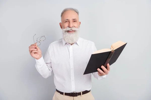 Foto de anciano feliz sonrisa positiva leer biblioteca libro novela aislado sobre fondo de color gris — Foto de Stock