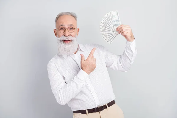Mutlu, çekici, yaşlı bir adamın fotoğrafı. Gri renkli arka planda izole edilmiş kredi kartı, para gözlüğü. — Stok fotoğraf