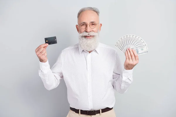 Sakallı emeklinin resmi. Emekli yaşlı adam beyaz gömlek giyiyor. Kredi kartı var. — Stok fotoğraf
